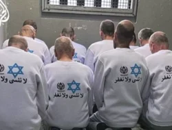 Israel Memaksa Tahanan Palestina Mengenakan Kemeja dengan Pesan Provokatif Sebelum Dibebaskan