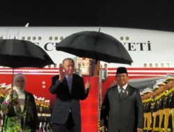 Prabowo Subianto Sambut Erdogan di Tengah Hujan, Momen Keakraban di Bandara Halim
