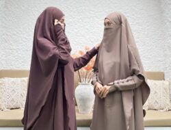 Warna Baju Coklat Mahogany Jadi Tren Busana Lebaran 2025